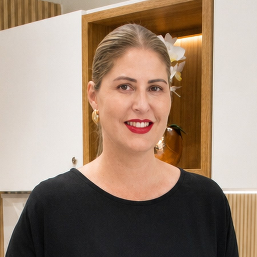 Dra. Ruth Hensel em retrato, olhando para a câmera